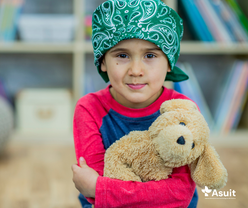 In foto: un bambino con un orsacchiotto