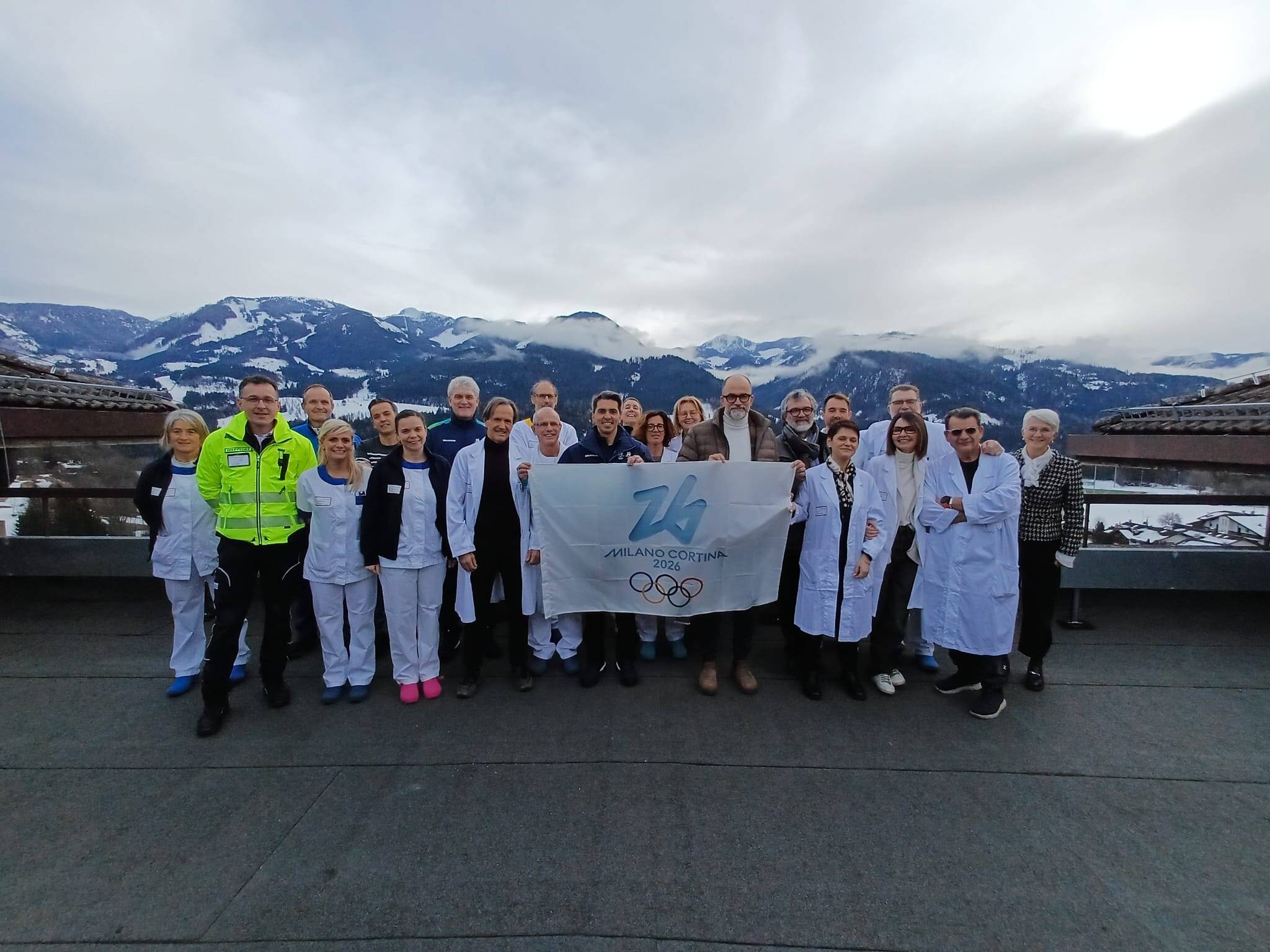 Ospedale di Cavalese, consegnata la bandiera di Milano Cortina 2026