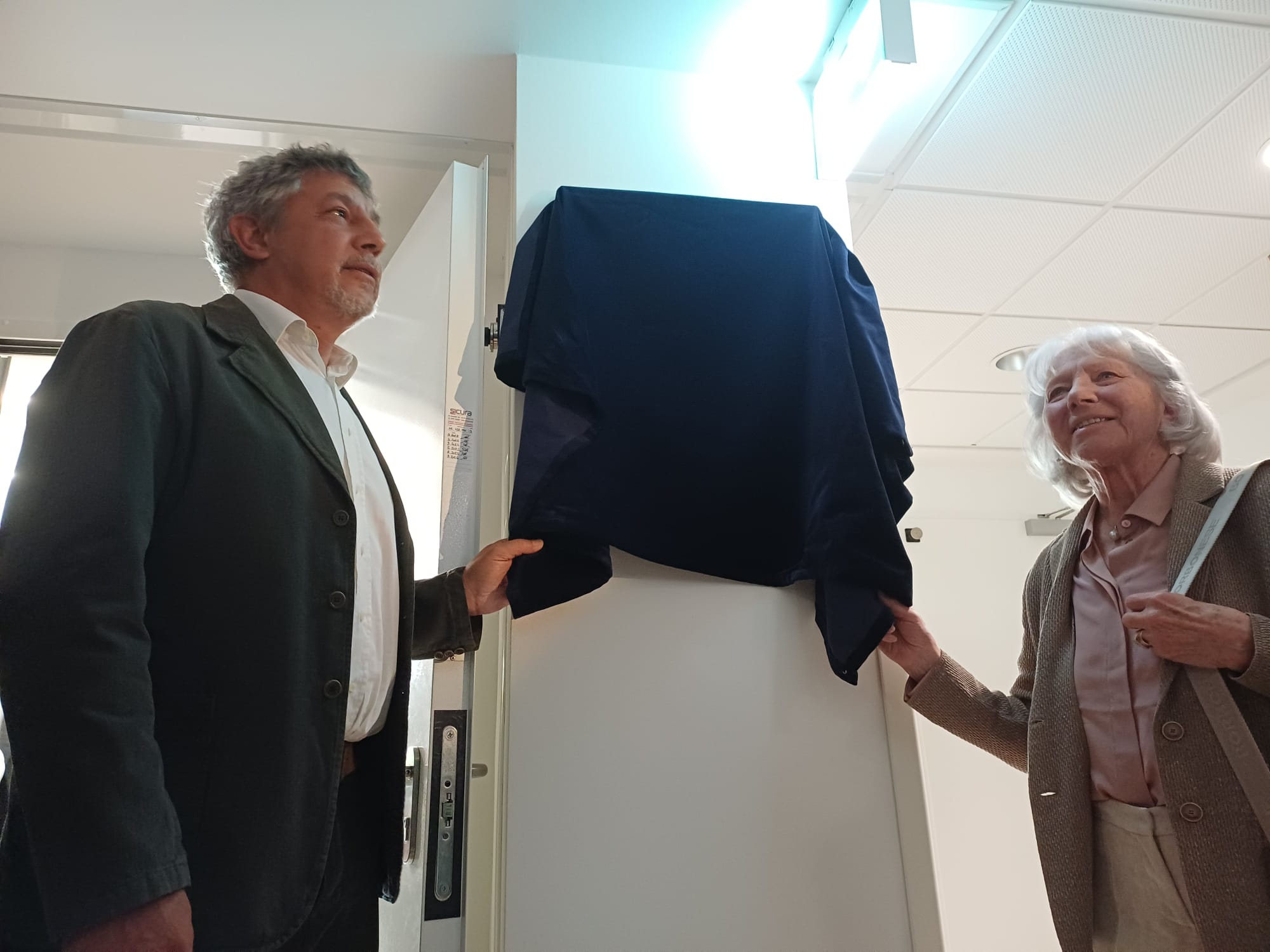 la famiglia svela la targa dedicata al professor Renzo Leonardi