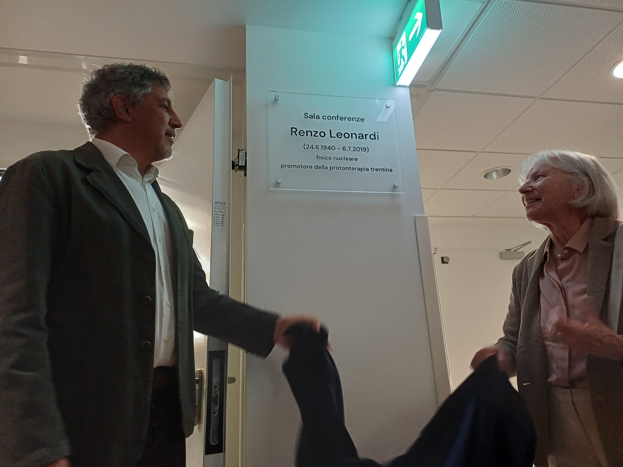 La moglie e il figlio del professor Renzo Leonardi svelano la targa in ricordo