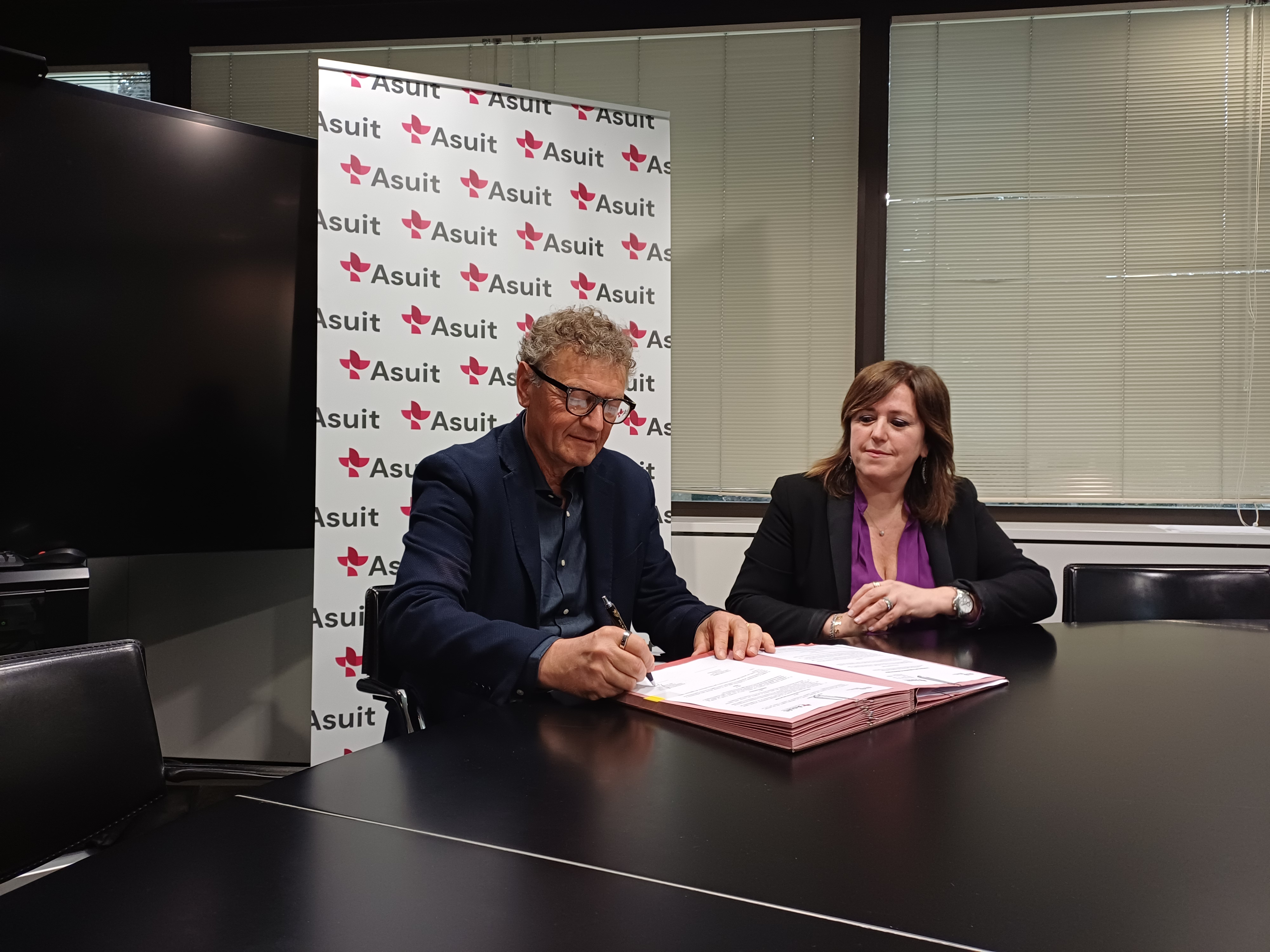 Antonio Ferro e Silvia Di Rosa firmano l'accordo Asuit-Ordine degli ingegneri della provincia di Trento