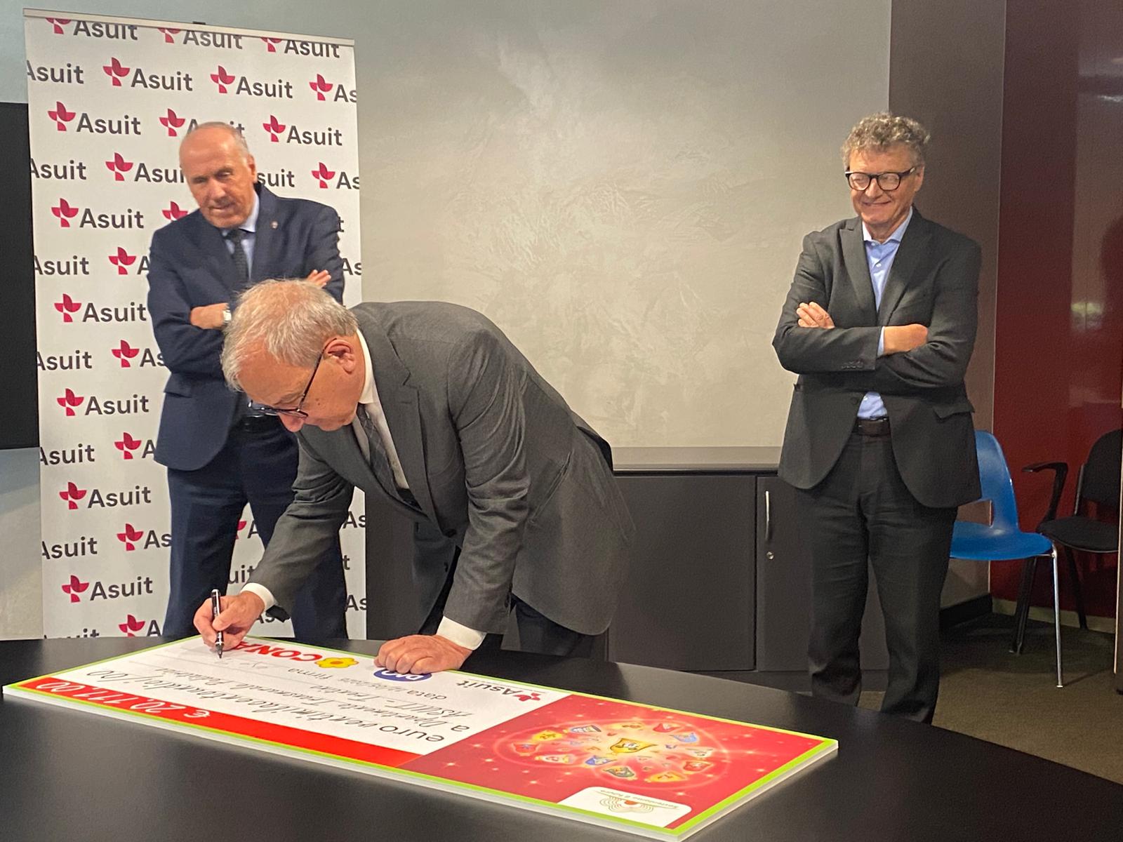 Firma dell'assegno da parte di DAO 