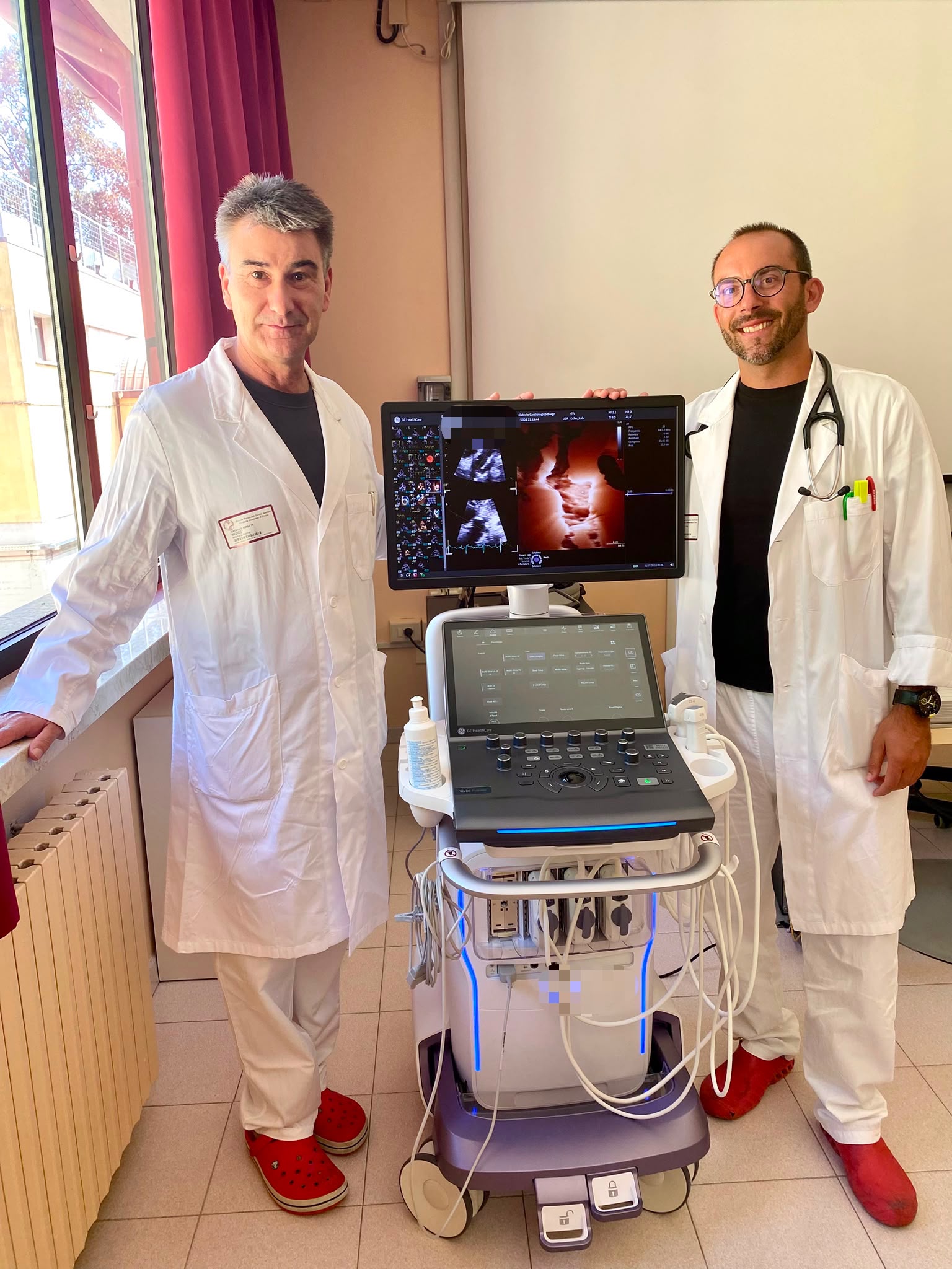 Consegna ecografo all'ospedale di Borgo Valsugana. Da sin. il primario Dimitri Peterlana e Davide Dell'Atti