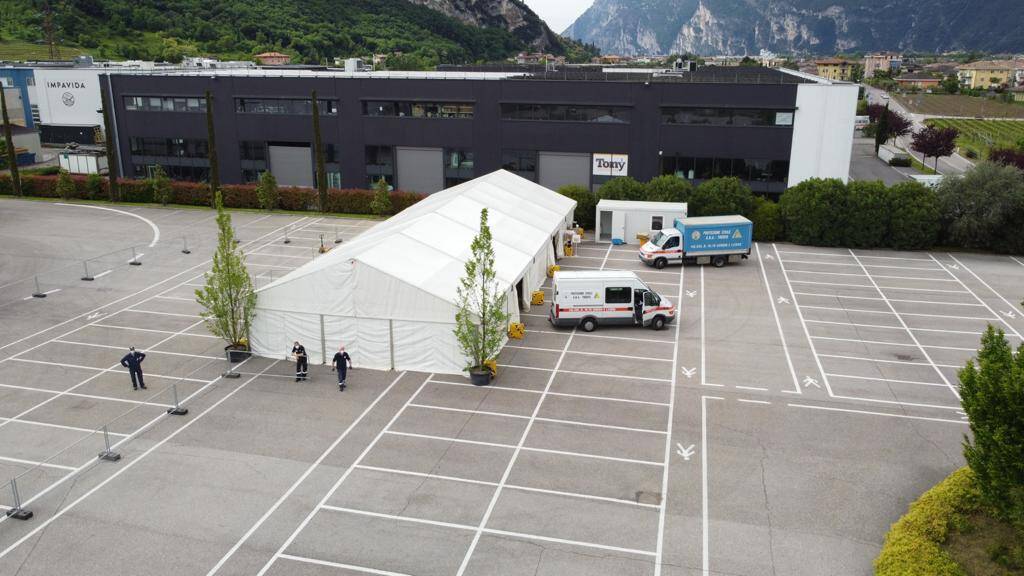 Immagine: drive through Arco.jpg Creative Commons Attributon–ShareAlike 4.0 International (CC BY-SA 4.0)