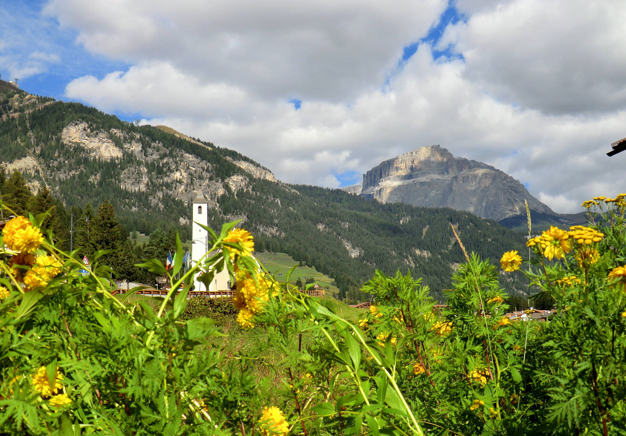 Immagine: panorama_Fassa_Chiesa_Mazzin_settembre.JPG Creative Commons Attributon–ShareAlike 4.0 International (CC BY-SA 4.0)