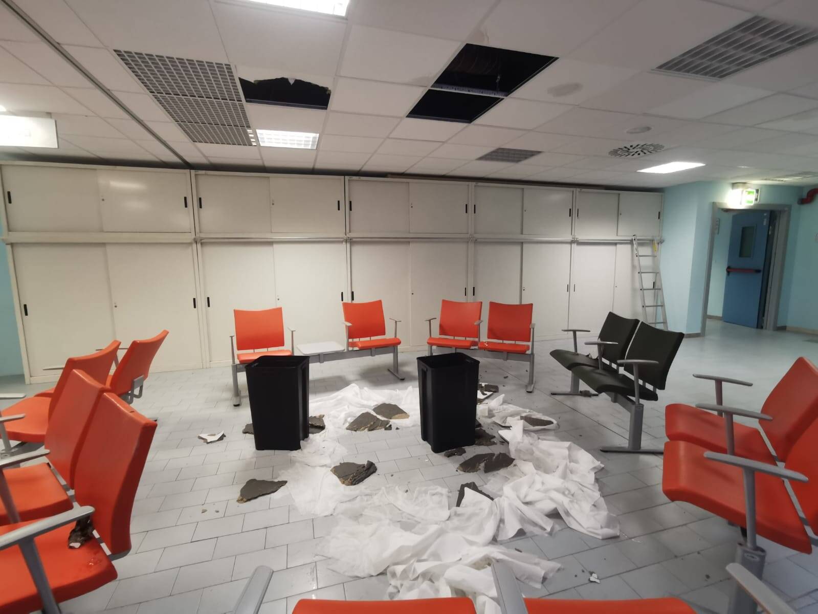 Immagine: crollo controsoffitto oncologia.jpg Creative Commons Attributon–ShareAlike 4.0 International (CC BY-SA 4.0)