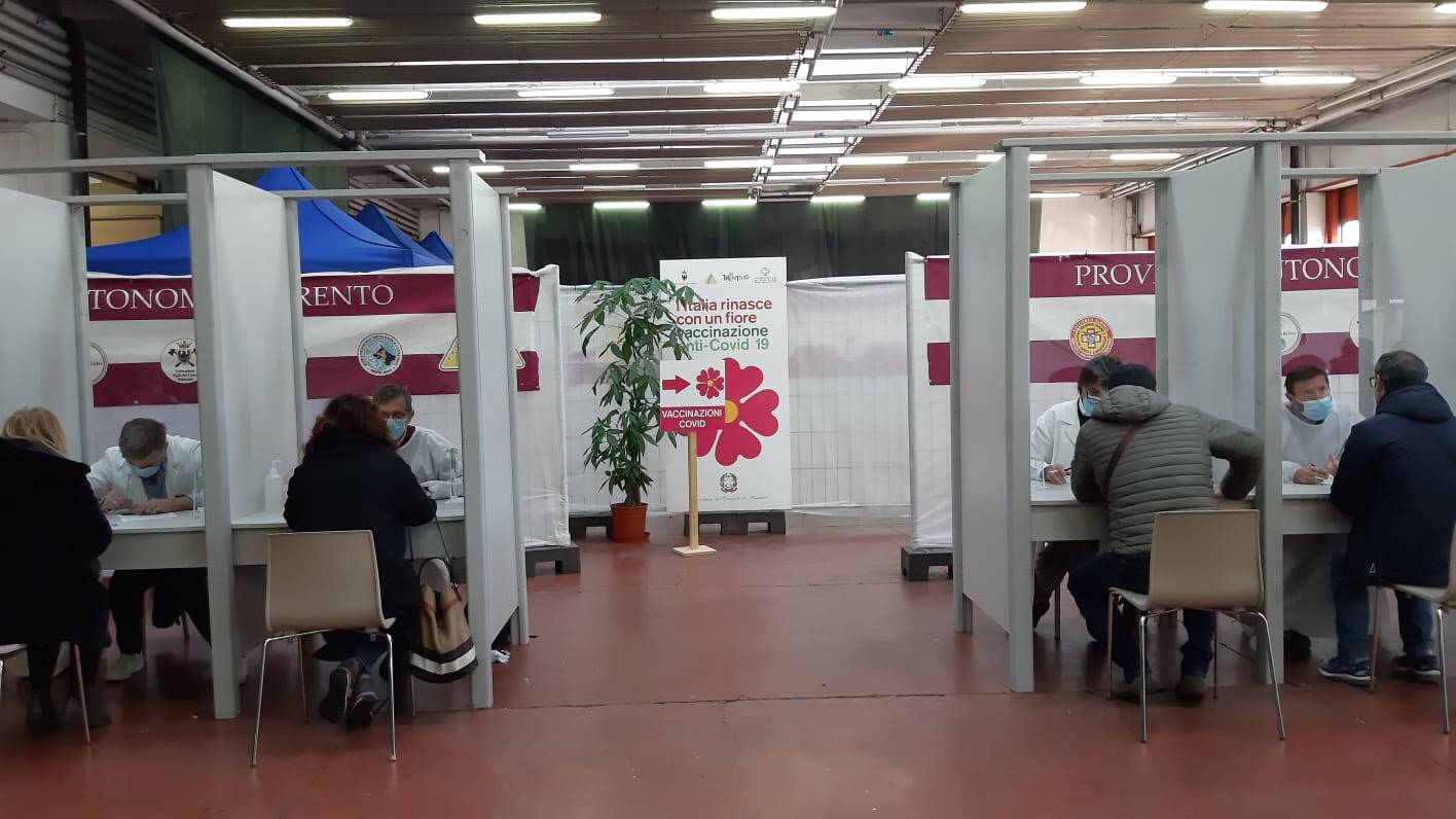 Immagine: punto vaccinale lavis2.jpeg Creative Commons Attributon–ShareAlike 4.0 International (CC BY-SA 4.0)