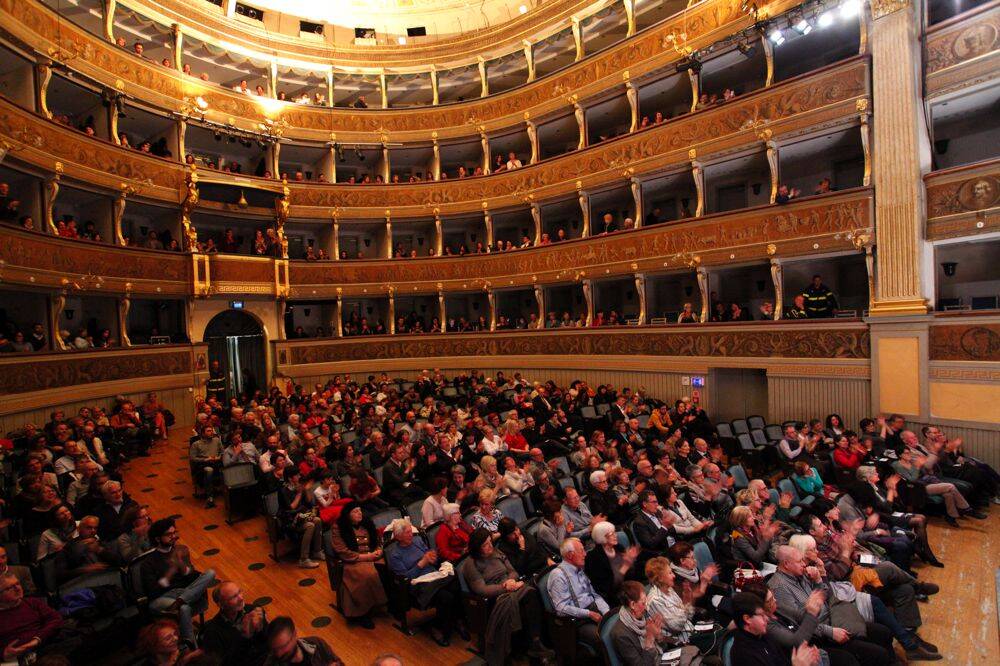 Immagine: MoniQue foto-teatro sociale T012.jpg Creative Commons Attributon–ShareAlike 4.0 International (CC BY-SA 4.0)