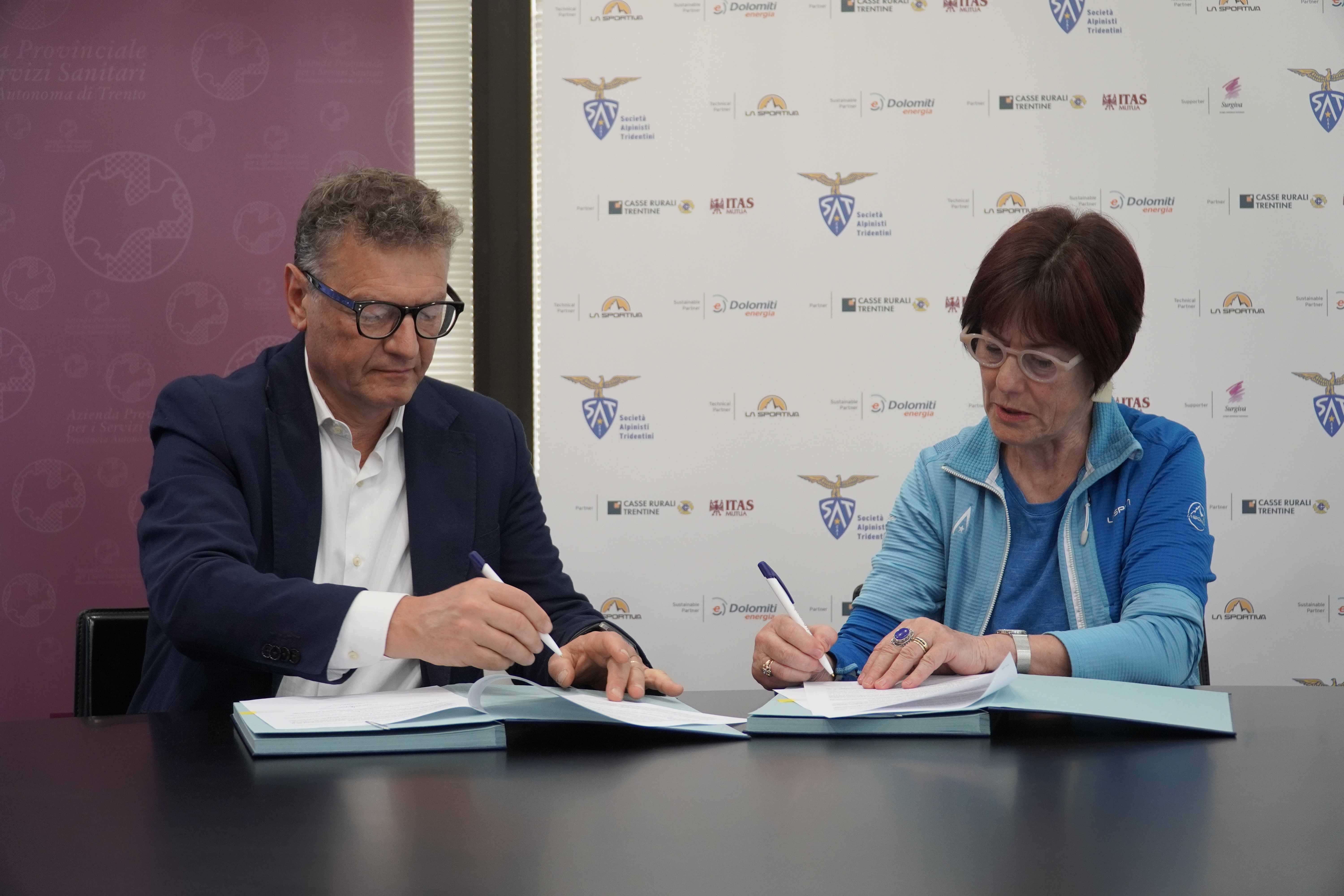 Immagine: firma accordo Apss Sat 2.jpg Creative Commons Attributon–ShareAlike 4.0 International (CC BY-SA 4.0)