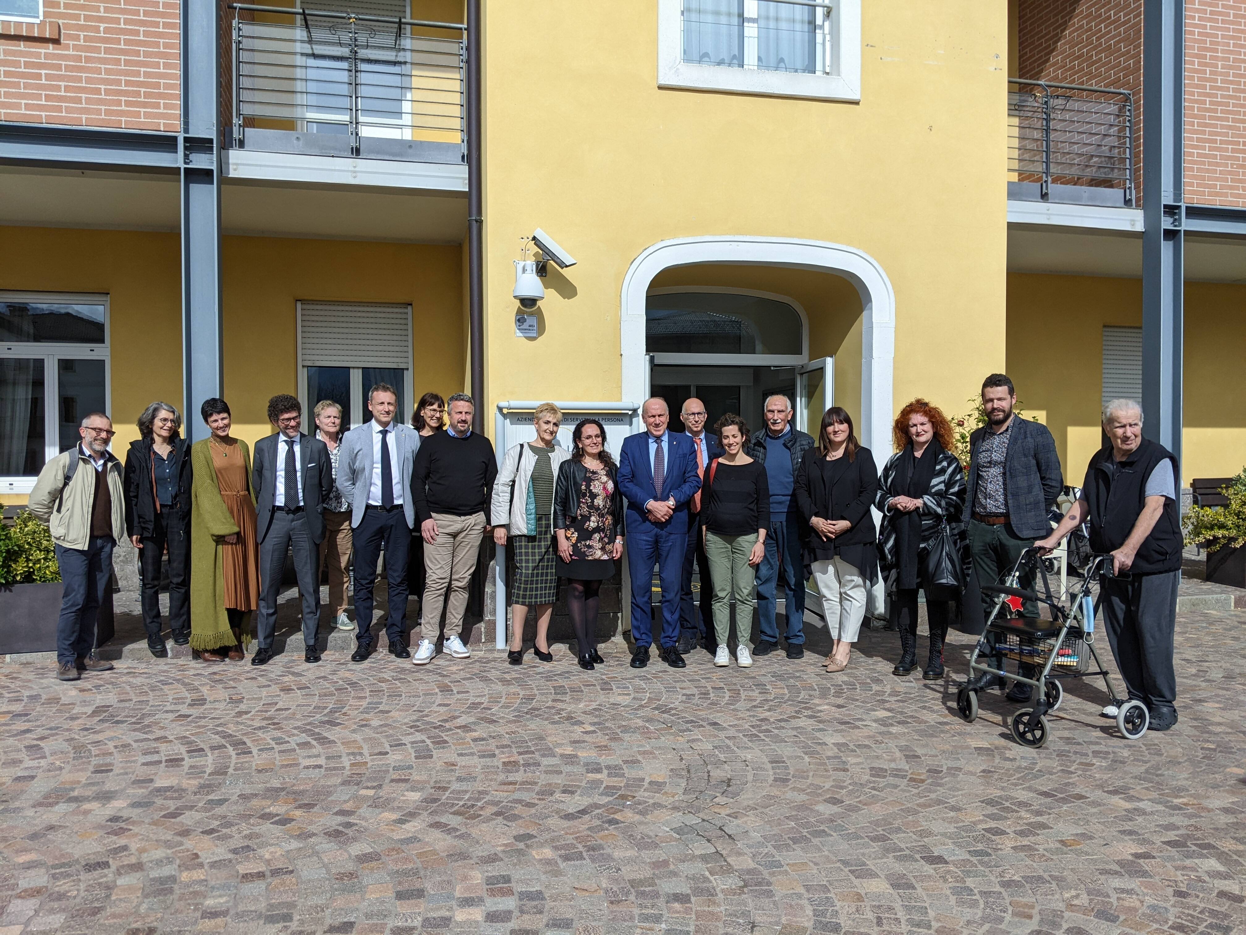 Immagine: Apsp levico curae_foto di gruppo con l'assessore davanti alla sede della Rsa.jpg Creative Commons Attributon–ShareAlike 4.0 International (CC BY-SA 4.0)