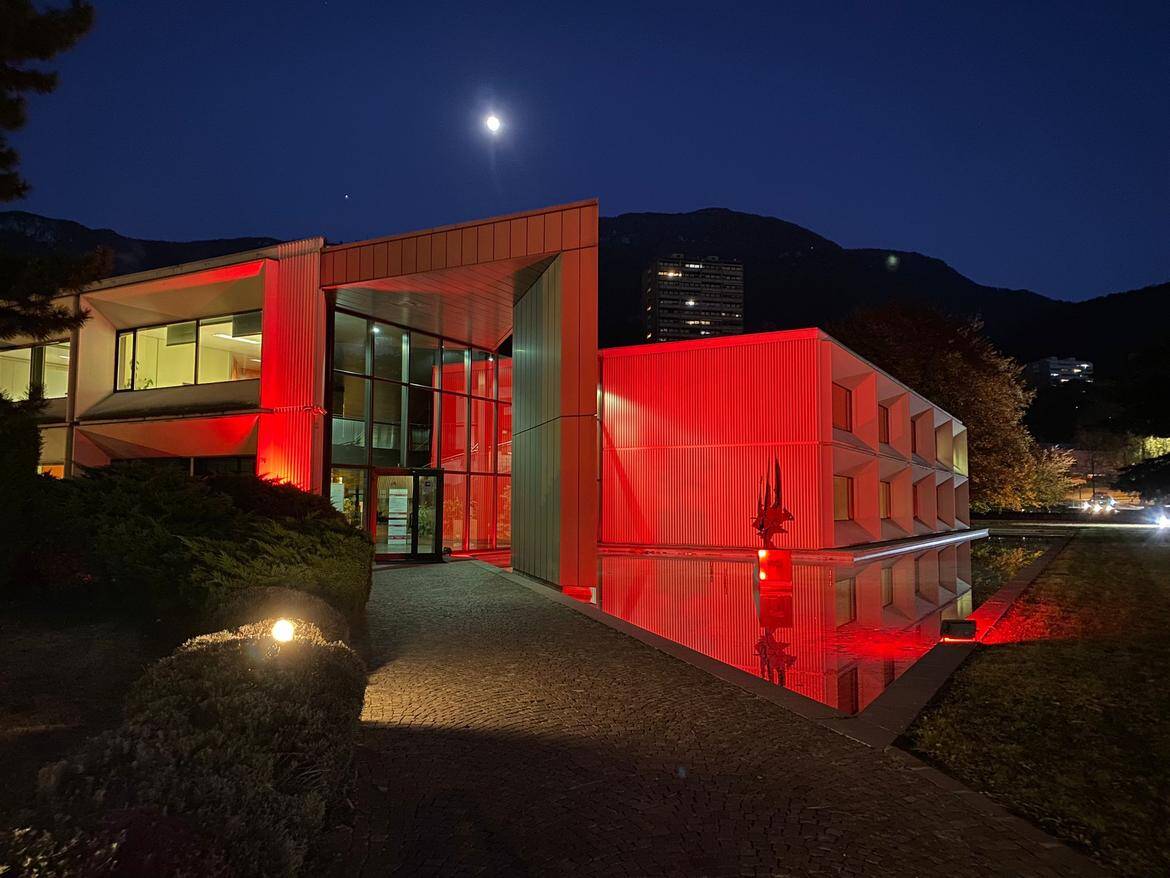 Immagine: sede apss rossa violenza donne.jpg 