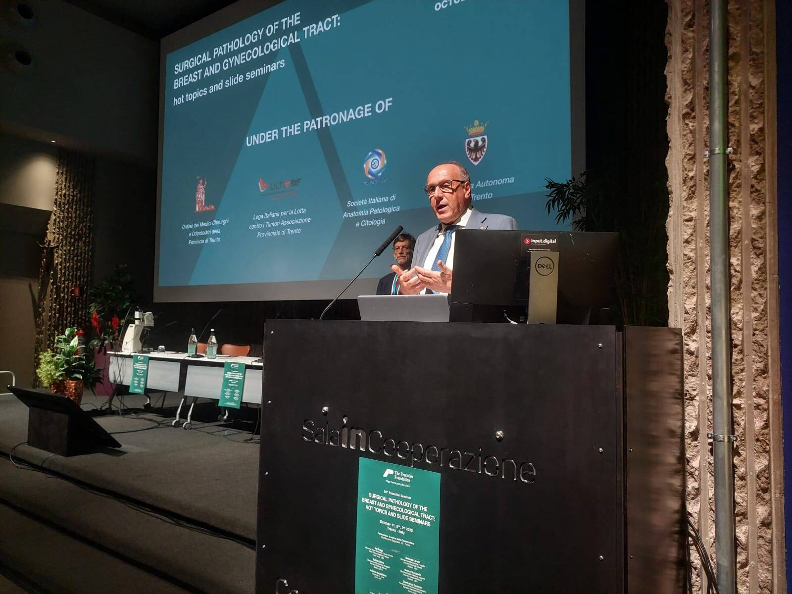 Immagine: L'assessore Tonina all'apertura dei lavori del 36 Seminario Pezcoller.jpeg Creative Commons Attributon–ShareAlike 4.0 International (CC BY-SA 4.0)