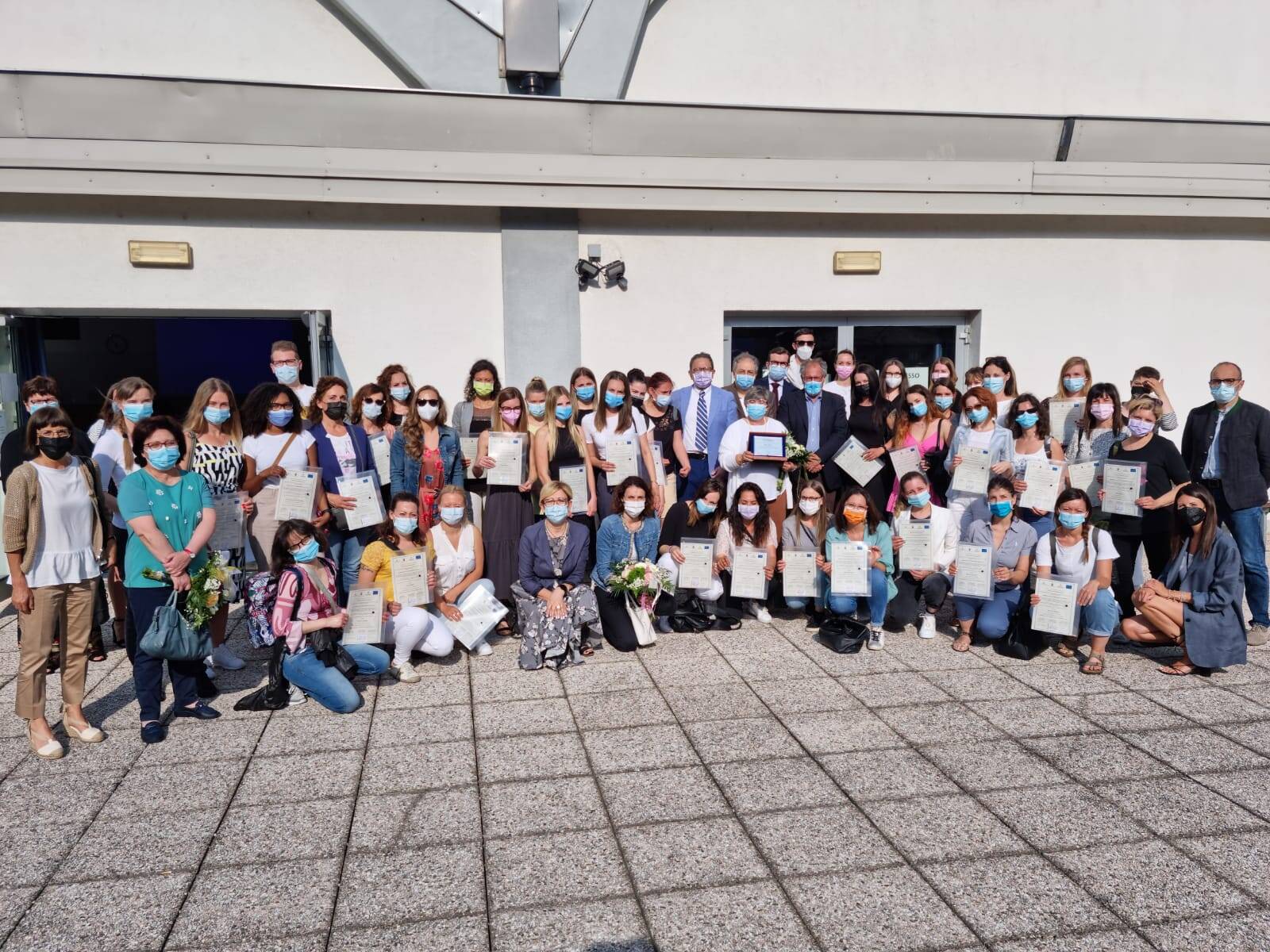 Immagine: consegna diplomi corso Aso 2021.jpeg Creative Commons Attributon–ShareAlike 4.0 International (CC BY-SA 4.0)