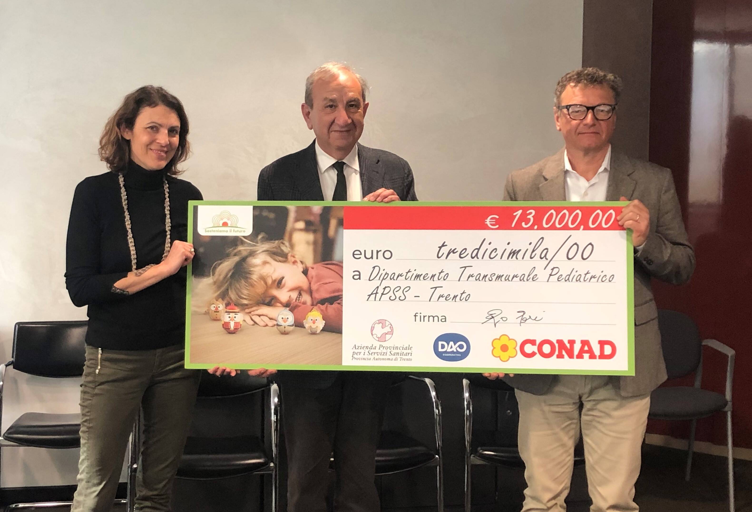 Immagine: consegna donazione dao.jpg Creative Commons Attributon–ShareAlike 4.0 International (CC BY-SA 4.0)