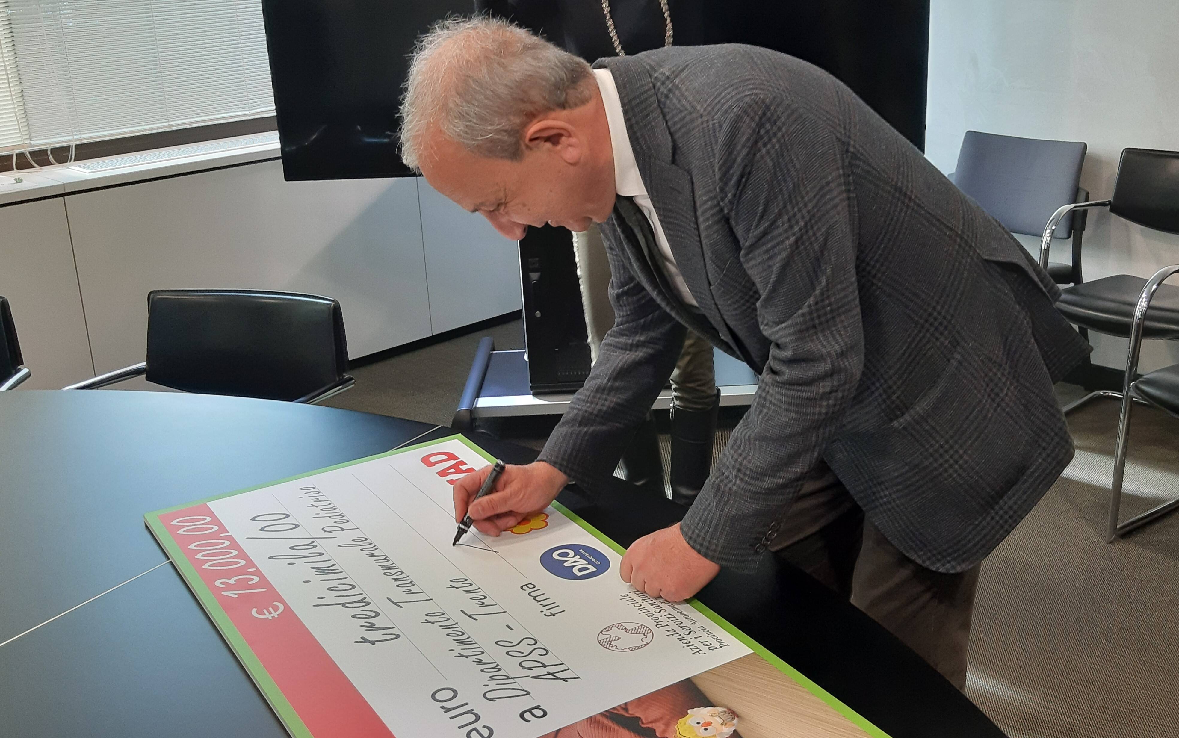 Immagine: consegna donazione dao 1.jpg Creative Commons Attributon–ShareAlike 4.0 International (CC BY-SA 4.0)