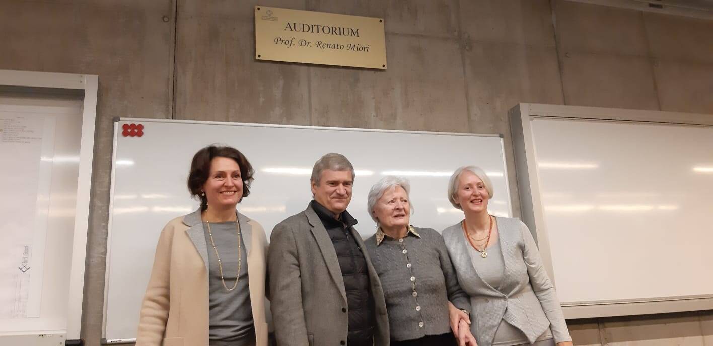 Immagine: intitolazione auditorium santa chiara00.jpeg Creative Commons Attributon–ShareAlike 4.0 International (CC BY-SA 4.0)