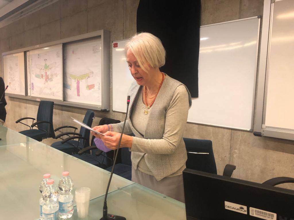 Immagine: intitolazione auditorium santa chiara5.jpeg Creative Commons Attributon–ShareAlike 4.0 International (CC BY-SA 4.0)