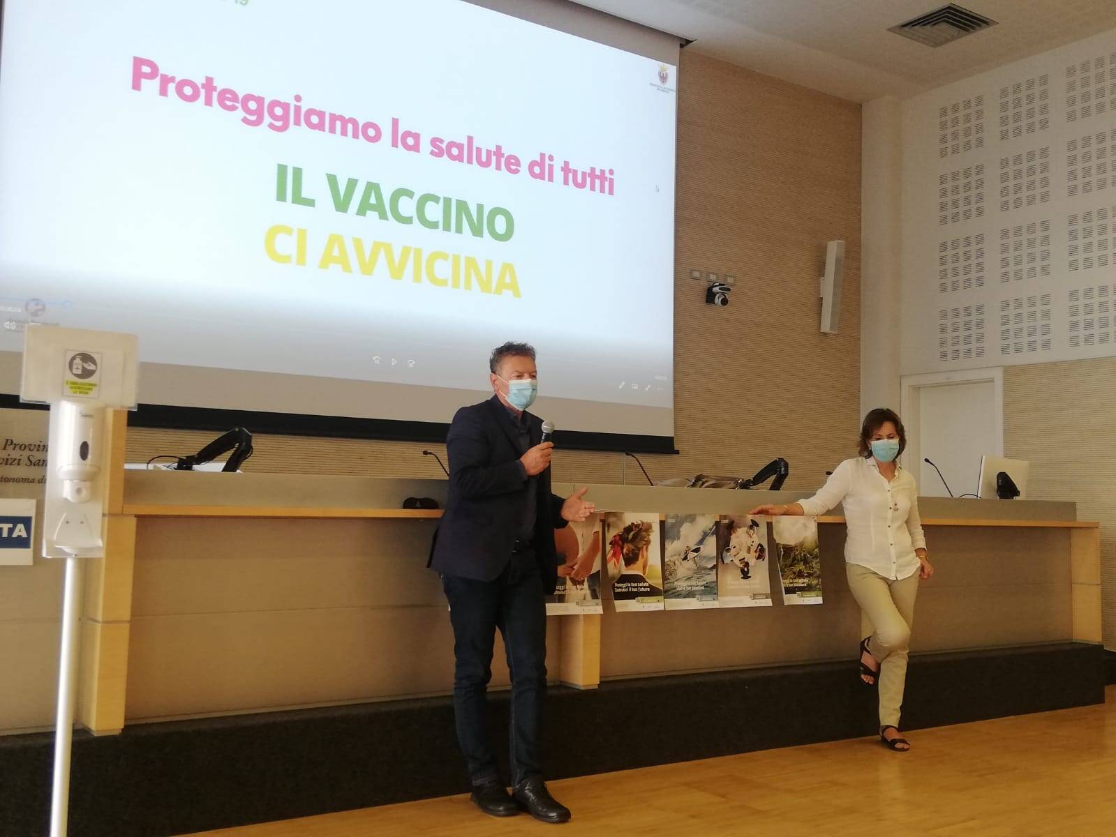 Immagine: conferenza stampa tera dose vaccino covid 21_9_2020 3.jpeg Creative Commons Attributon–ShareAlike 4.0 International (CC BY-SA 4.0)