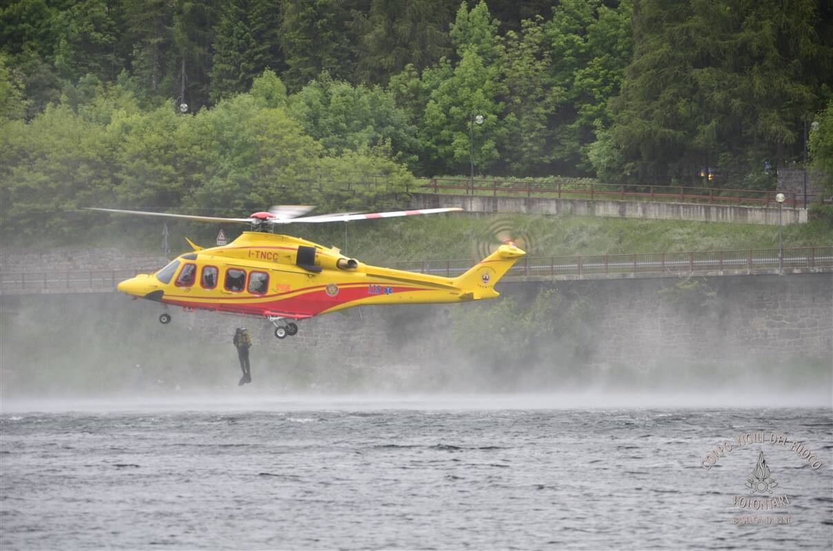 Immagine: Esercitazione Sommozzatori Piazze (foto Vvf Piné).jpg Creative Commons Attributon–ShareAlike 4.0 International (CC BY-SA 4.0)