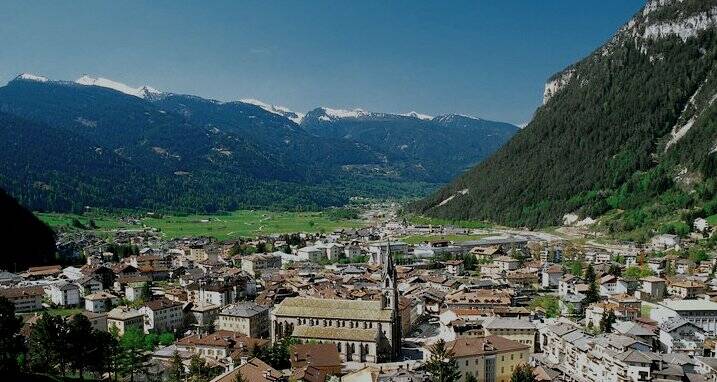 Immagine: valle-di-fiemme-predazzo-panorama-estivo_3403.jpeg Creative Commons Attributon–ShareAlike 4.0 International (CC BY-SA 4.0)