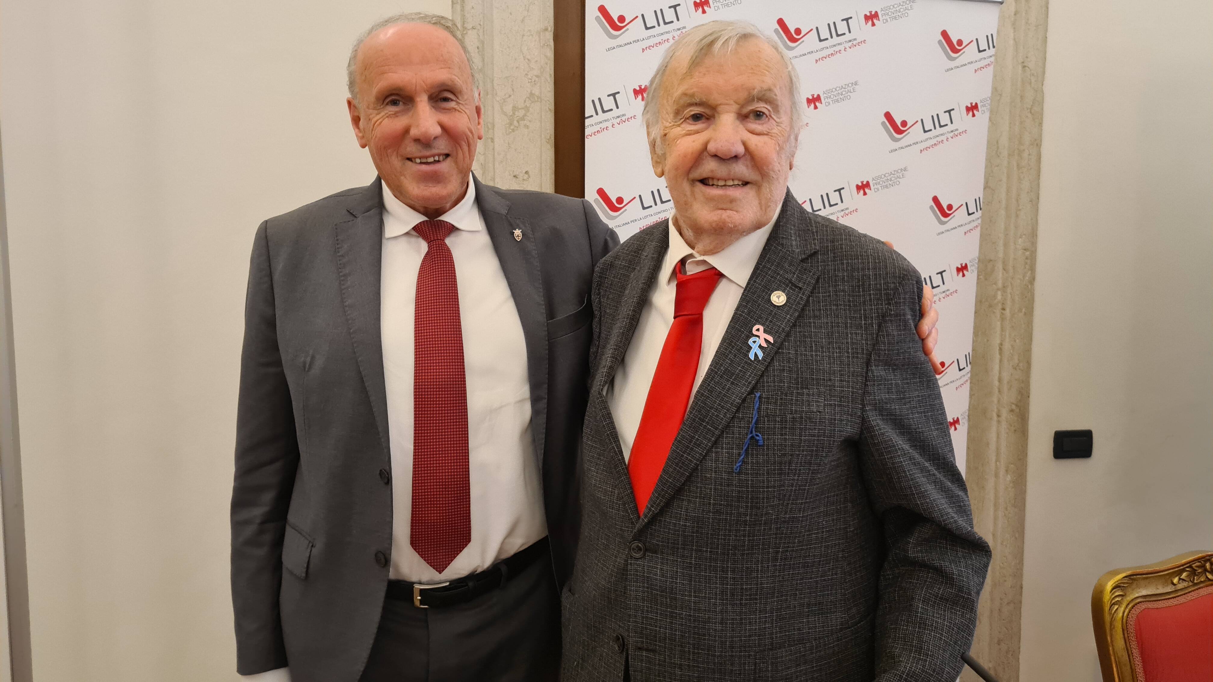 Immagine: Assessore Tonina insieme al presidente Lilt Trento Mario Cristofolini.jpg Creative Commons Attributon–ShareAlike 4.0 International (CC BY-SA 4.0)