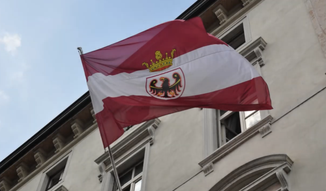 Immagine: bandiera (4).png Creative Commons Attributon–ShareAlike 4.0 International (CC BY-SA 4.0)