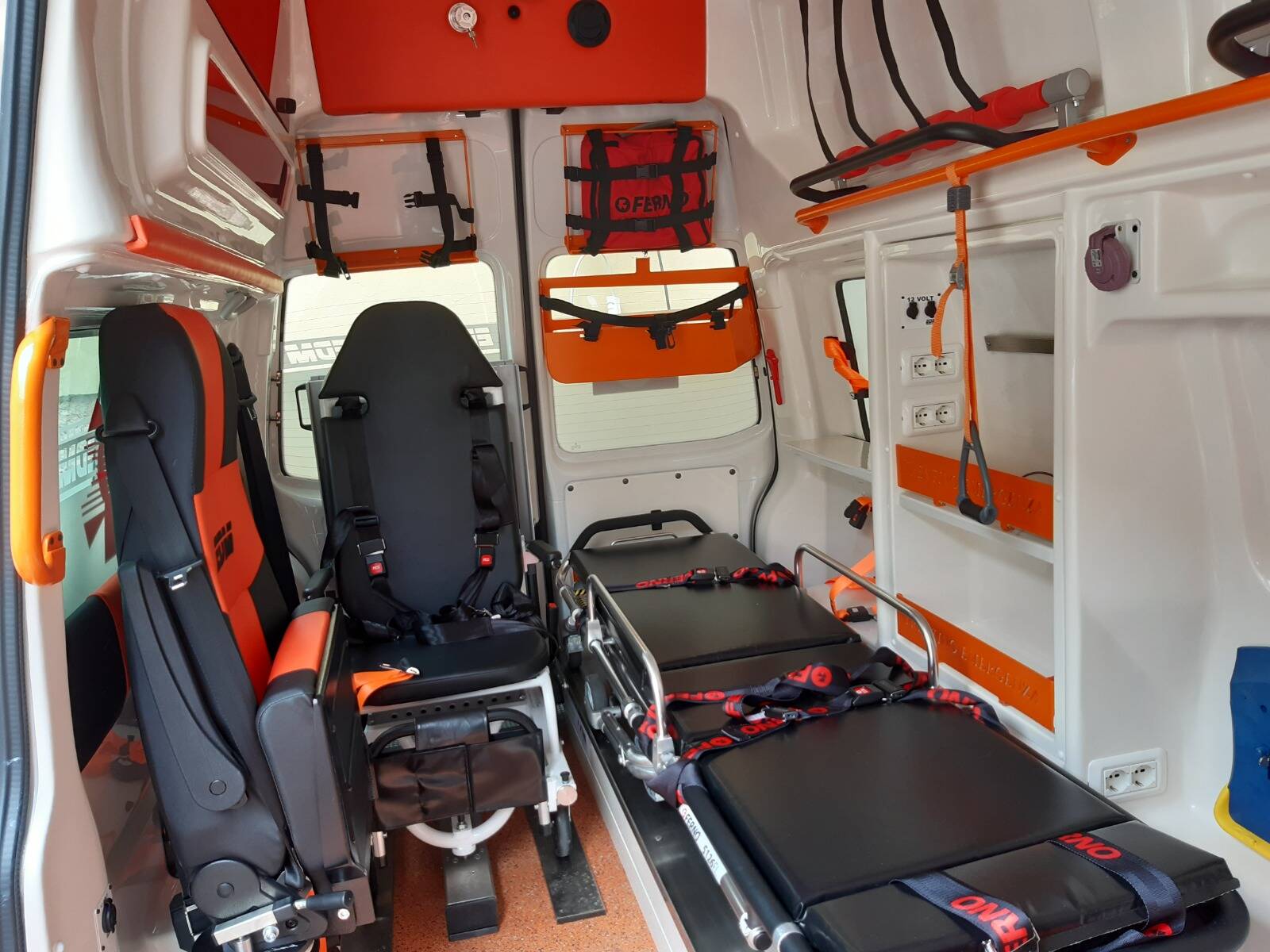 Immagine: interno ambulanza FESR.jpeg 