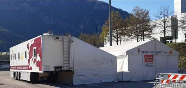 Immagine: drive thrugh vaccini trento sud.jpeg Creative Commons Attributon–ShareAlike 4.0 International (CC BY-SA 4.0)