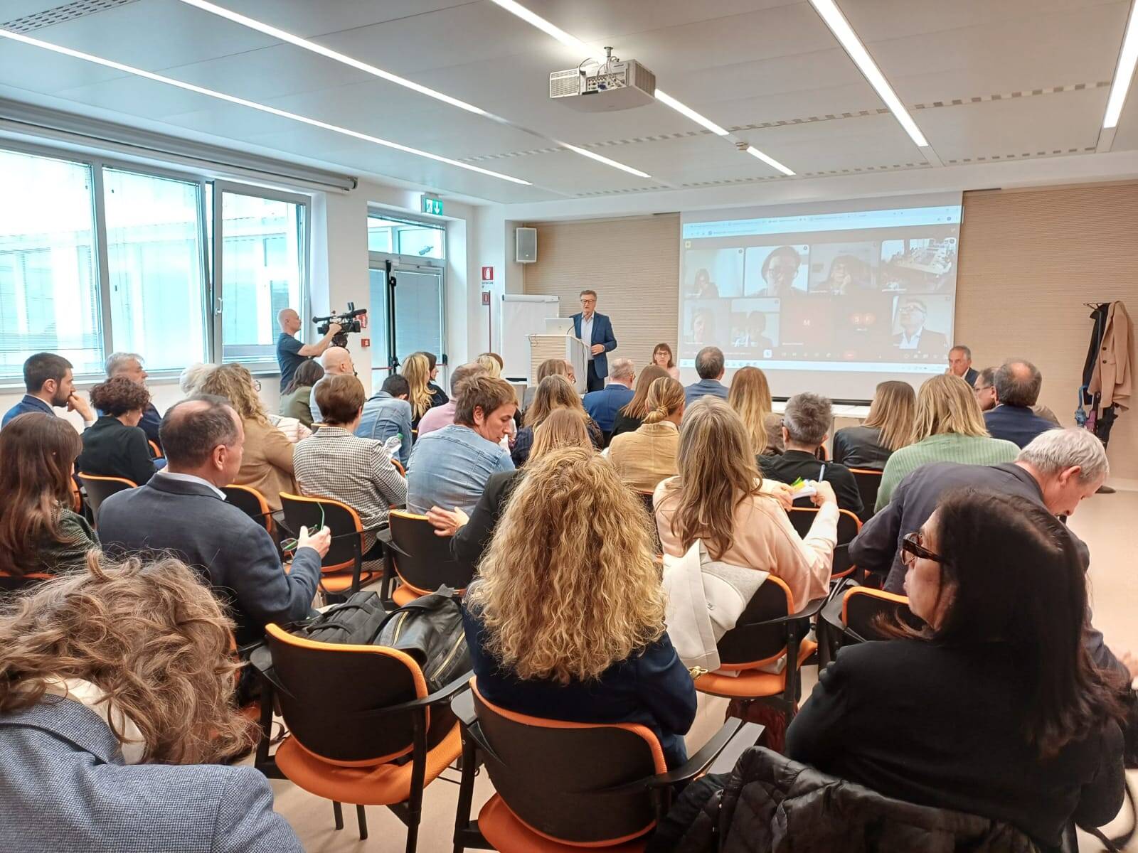 Immagine: Presentazione centro crisi adolescenti e csm h24 arco1.jpeg Creative Commons Attributon–ShareAlike 4.0 International (CC BY-SA 4.0)