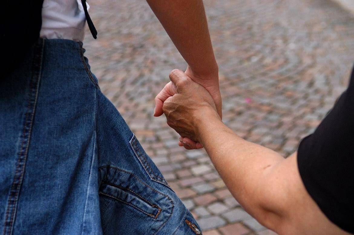 Immagine: mano nella mano.jpeg Licenza sconosciuta