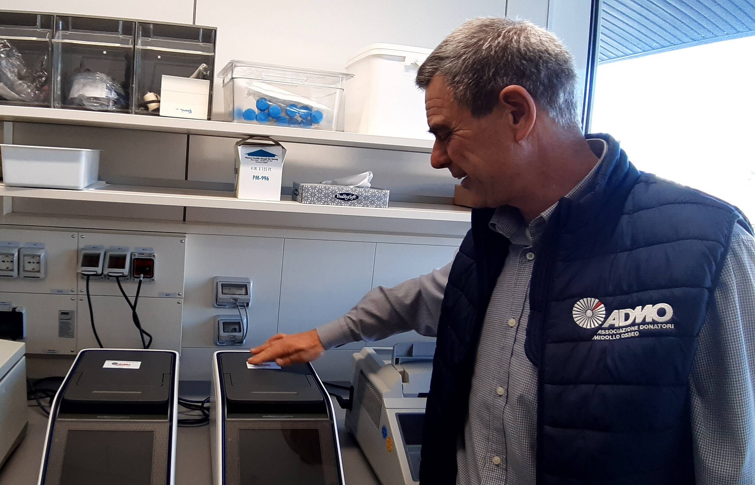 Immagine: donazione admo a laboratorio tipizzazione hla 3.jpg Creative Commons Attributon–ShareAlike 4.0 International (CC BY-SA 4.0)