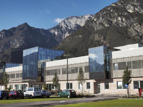 Dieci anni di protonterapia a Trento come parte di 70 anni di radioterapia ad alta tecnologia in Trentino